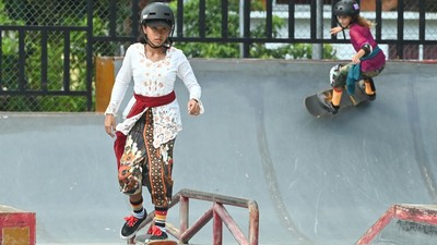 Meriahkan Hari Kartini, Pemain Skateboard Cilik Ini Berkebaya