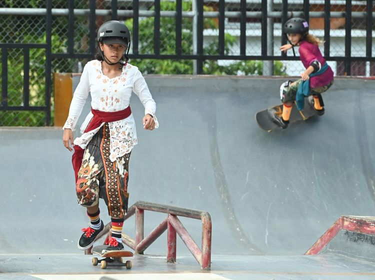 Meriahkan Hari Kartini, Pemain Skateboard Cilik Ini Berkebaya