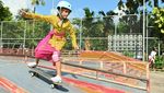 Meriahkan Hari Kartini, Pemain Skateboard Cilik Ini Berkebaya