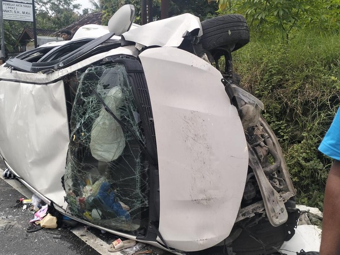 Satu unit mobil terguling di Jalan Wates-Jogja Km.21, Sentolo, Kulon Progo, Minggu (20/4/2025).