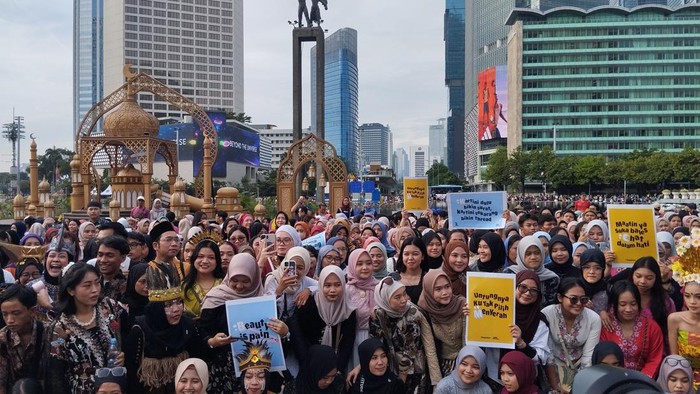 Sejumlah warga memperingati Hari Kartini di CFD Bundaran HI, Jakarta Pusat. (Fawdi/detikcom)