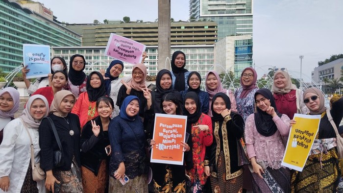 Sejumlah warga memperingati Hari Kartini di CFD Bundaran HI, Jakarta Pusat. (Fawdi/detikcom)