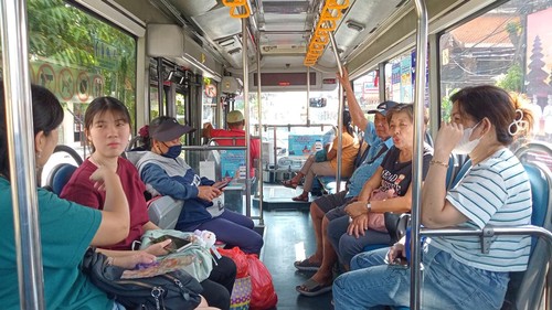 Situasi penumpang bus TMD K5 rute Sentra Parkir Kuta-Politeknik Negeri Bali, Minggu (20/4/2025). (Aryo Mahendro/detikBali)