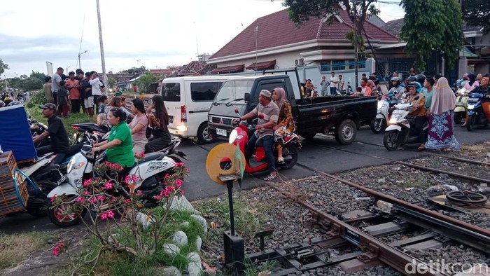 Situasi sempat padat di lokasi pria tabrakkan diri ke KA Logawa dekat Stasiun Probolinggo.