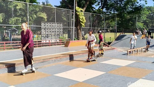 Skater wanita menyambut Hari Kartini dengan bermain skateboard sembari memakai pakaian adat Bali di skatepark Lumintang, Denpasar, Bali pada Minggu (20/4/2025).