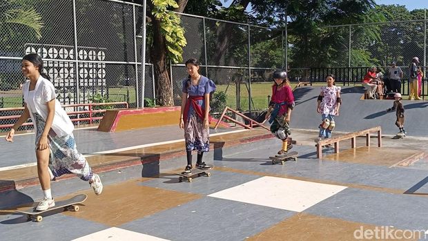 Skater wanita menyambut Hari Kartini dengan bermain skateboard sembari memakai pakaian adat Bali di skatepark Lumintang, Denpasar, Bali pada Minggu (20/4/2025).