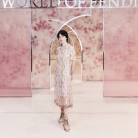 Gaun tersebut dipadukan sepatu boots Fendi berwarna beige dan kaos kaki berwarna pink, melengkapi keseluruhan gaya semi androgini Song Hye Kyo. Foto: dok. Instagram @kyo1122