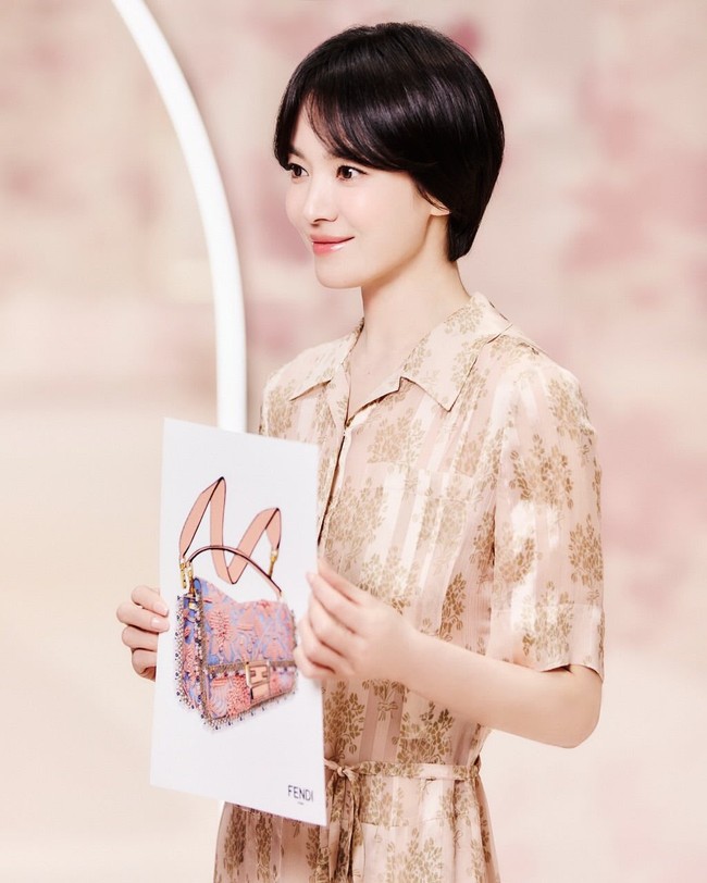 Song Hye Kyo tak mau ketinggalan membuat desain tas Fendi sesuai personel style-nya. Dia menyulap koleksi Baguette bag dengan sentuhan warna biru dan pink. Foto: dok. Instagram @kyo1122
