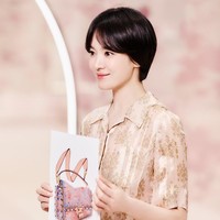 Song Hye Kyo tak mau ketinggalan membuat desain tas Fendi sesuai personel style-nya. Dia menyulap koleksi Baguette bag dengan sentuhan warna biru dan pink. Foto: dok. Instagram @kyo1122
