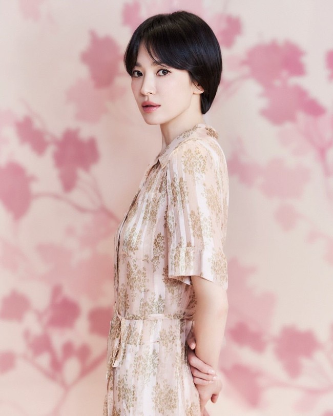 Dalam kesempatan itu, Song Hye Kyo mengenakan flared dress bernuansa beige dan pink. Selaras dengan soft peach makeup look yang menonjolkan paras cantiknya. Foto: dok. Instagram @kyo1122