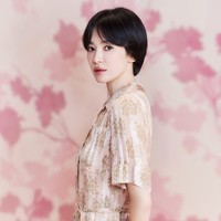 Dalam kesempatan itu, Song Hye Kyo mengenakan flared dress bernuansa beige dan pink. Selaras dengan soft peach makeup look yang menonjolkan paras cantiknya. Foto: dok. Instagram @kyo1122