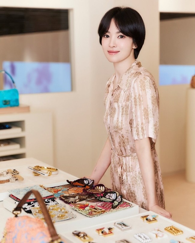 Pop-up store bertajuk ‘World of Fendi’ yang dihadiri Song Hye Kyo memungkinkan pengunjung untuk terlibat dalam proses kreatif ‘Made-To-Order’ dan menciptakan koleksi tas Fendi sesuai preferensinya. Foto: dok. Instagram @kyo1122
