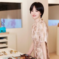 Pop-up store bertajuk ‘World of Fendi’ yang dihadiri Song Hye Kyo memungkinkan pengunjung untuk terlibat dalam proses kreatif ‘Made-To-Order’ dan menciptakan koleksi tas Fendi sesuai preferensinya. Foto: dok. Instagram @kyo1122
