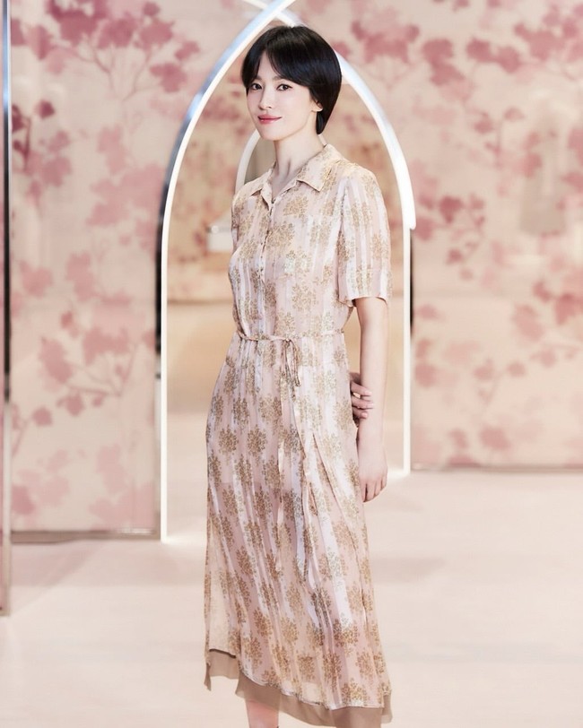 Song Hye Kyo membagikan sederet fotonya saat menghadiri pop-up store Fendi di Instagram. Sang aktris tampil memesona dengan potongan rambut bob untuk persiapan syuting drama Korea terbarunya bersama Gong Yoo, Slowly but Intensely. Foto: dok. Instagram @kyo1122
