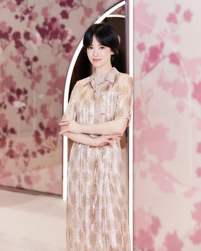 Saat menghadiri Paris Fashion Week 2025, Song Hye Kyo telah menyita perhatian dengan potongan rambut barunya. Dia hadir bersama Mina TWICE, Yuqi (G)I-DLE, dan Bang Chan Stray Kids yang baru bergabung dalam keluarga besar Fendi. Foto: dok. Instagram @kyo1122