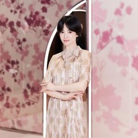 Saat menghadiri Paris Fashion Week 2025, Song Hye Kyo telah menyita perhatian dengan potongan rambut barunya. Dia hadir bersama Mina TWICE, Yuqi (G)I-DLE, dan Bang Chan Stray Kids yang baru bergabung dalam keluarga besar Fendi. Foto: dok. Instagram @kyo1122