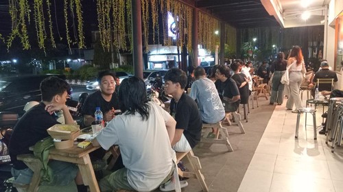 Suasana anak muda nongkrong di Graha Yowana Suci Art and Community Hub, Denpasar, Minggu (20/4/2025). (Aryo Mahendro/detikBali)