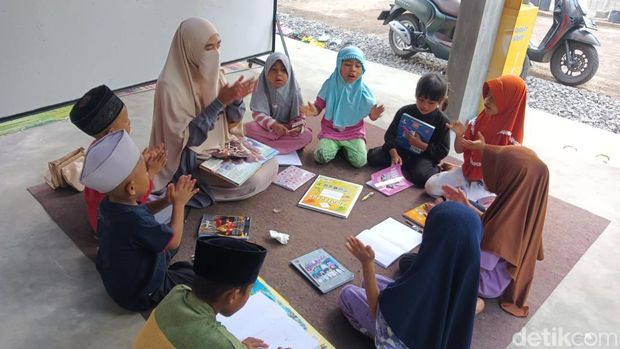 Suasana Bale Baca Hasanah (BBH) di Dusun Beak Daya, Desa Wanasaba, Kecamatan Wanasaba, Kabupaten Lombok Timur, NTB, Jumat (11/4/2025). (Sanusi Ardi W)