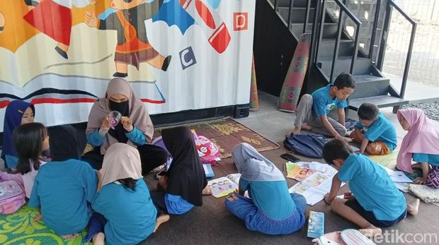 Suasana Bale Baca Hasanah (BBH) di Dusun Beak Daya, Desa Wanasaba, Kecamatan Wanasaba, Kabupaten Lombok Timur, NTB, Jumat (11/4/2025). (Sanusi Ardi W)