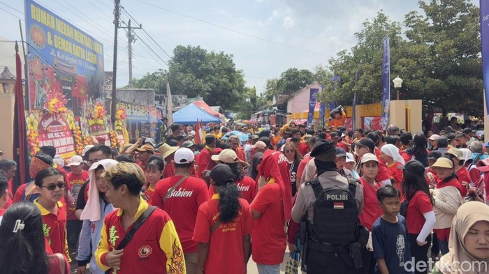 Suasana festival pawai KongCo MakCo dalam rangka hari ulang tahun MakCo Thian Siang Sing Bo di Lasem, Rembang, Minggu (20/4/2025).