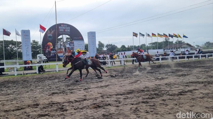 Suasana Indonesias Horse Racing Triple Crown Serie 1 & Pertiwi Cup 2025 di Lapangan Pacuan Kuda Sultan Agung, Bantul, Minggu (20/4/2025).