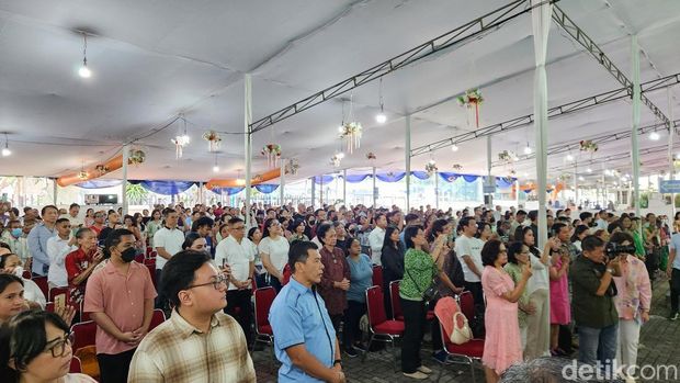 Suasana khidmat jemaat jalankan misa pontifikal Paskah di Katedral Jakarta, Minggu (20/4/2025). (Adrial/detikcom)