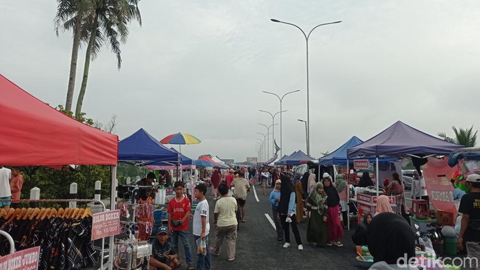 Suasana Minggu pagi di Jalan Lingkar Utara Tasikmalaya.