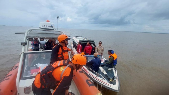 Tim SAR memperluas pencarian 3 penumpang speedboat yang hilang di perairan Padang Tikar