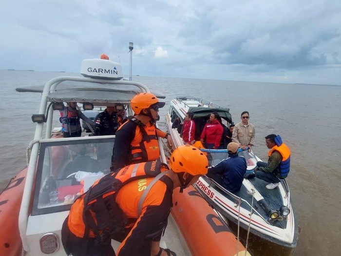 Tim SAR memperluas pencarian 3 penumpang speedboat yang hilang di perairan Padang Tikar
