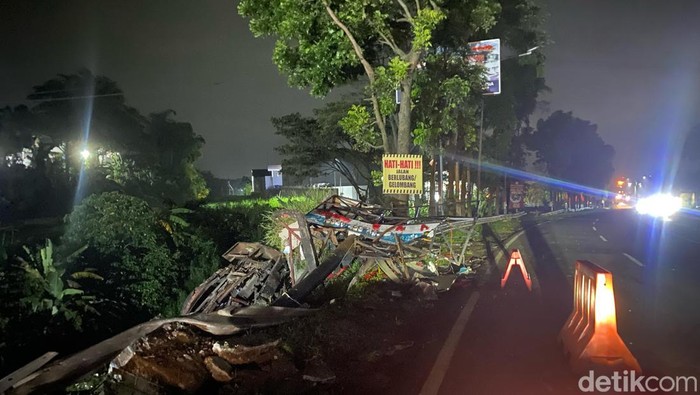 TKP truk terjun ke sungai di Lawang.