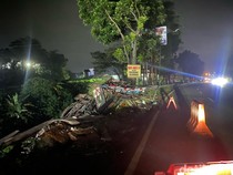Truk Terjun ke Sungai di Lawang Malang Dievakuasi Pakai Alat Berat