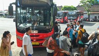 Penumpang antre menaiki bus Trans Metro Dewata di Terminal Ubung, Denpasar, Bali, Minggu (20/4/2025). 