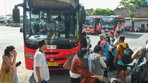 Penumpang menaiki bus Trans Metro Dewata di Terminal Ubung, Denpasar, Bali, Minggu (20/4/2025). Transportasi umum tersebut kembali beroperasi melayani masyarakat di enam koridor rute dengan biaya operasional yang dikumpulkan Pemprov Bali bersama dengan sejumlah pemerintah daerah di provinsi itu setelah sebelumnya sempat berhenti beroperasi sejak 1 Januari 2025 karena tidak lagi mendapatkan subsidi APBN. ANTARA FOTO/Fikri Yusuf/nym.