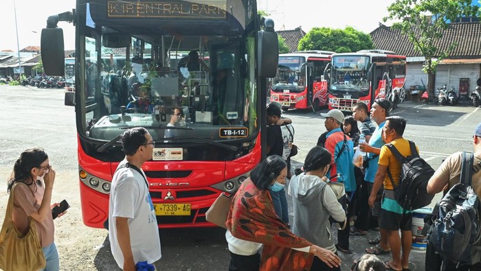 Penumpang menaiki bus Trans Metro Dewata di Terminal Ubung, Denpasar, Bali, Minggu (20/4/2025). Transportasi umum tersebut kembali beroperasi melayani masyarakat di enam koridor rute dengan biaya operasional yang dikumpulkan Pemprov Bali bersama dengan sejumlah pemerintah daerah di provinsi itu setelah sebelumnya sempat berhenti beroperasi sejak 1 Januari 2025 karena tidak lagi mendapatkan subsidi APBN. ANTARA FOTO/Fikri Yusuf/nym.