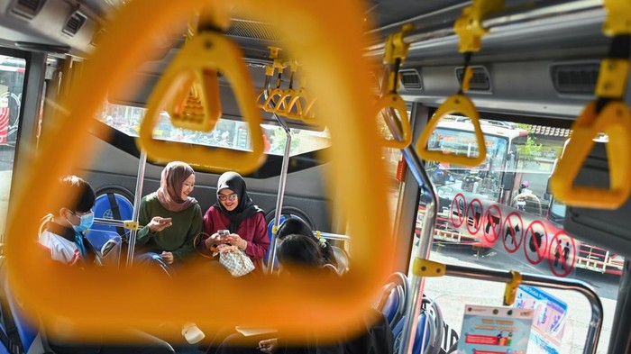 Penumpang menaiki bus Trans Metro Dewata di Terminal Ubung, Denpasar, Bali, Minggu (20/4/2025). Transportasi umum tersebut kembali beroperasi melayani masyarakat di enam koridor rute dengan biaya operasional yang dikumpulkan Pemprov Bali bersama dengan sejumlah pemerintah daerah di provinsi itu setelah sebelumnya sempat berhenti beroperasi sejak 1 Januari 2025 karena tidak lagi mendapatkan subsidi APBN. ANTARA FOTO/Fikri Yusuf/nym.