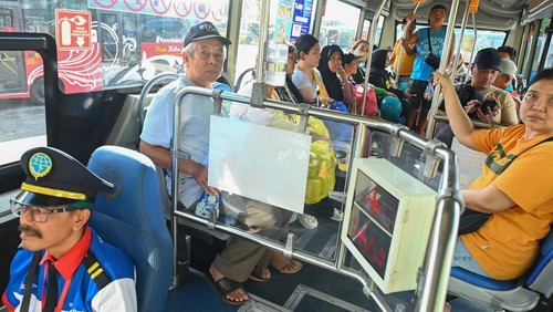 Penumpang menaiki bus Trans Metro Dewata di Terminal Ubung, Denpasar, Bali, Minggu (20/4/2025). Transportasi umum tersebut kembali beroperasi melayani masyarakat di enam koridor rute dengan biaya operasional yang dikumpulkan Pemprov Bali bersama dengan sejumlah pemerintah daerah di provinsi itu setelah sebelumnya sempat berhenti beroperasi sejak 1 Januari 2025 karena tidak lagi mendapatkan subsidi APBN. ANTARA FOTO/Fikri Yusuf/nym.