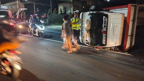 Truk pengangkut pasir terguling karena rem blong di Gianyar, Sabtu (19/4/2025).