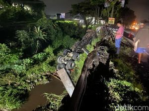 Truk Terjun ke Sungai di Lawang gegara Ditabrak Kendaraan Lain