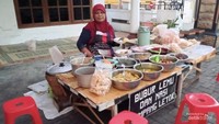 Ibu penjual kuliner tradisional Jawa nasi tumpang, lethok, dan bubur lemu di depan SMPN 1 Delanggu.