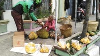 Nenek penjual buah di depan Pasar Desa Delanggu, Klaten.
