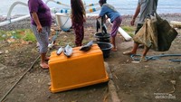Ibu perkasa penjual ikan dari nelayan di pantai Karangasem.