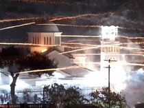 Video Perang Roket Antargereja di Yunani Tanda Paskah Dimulai