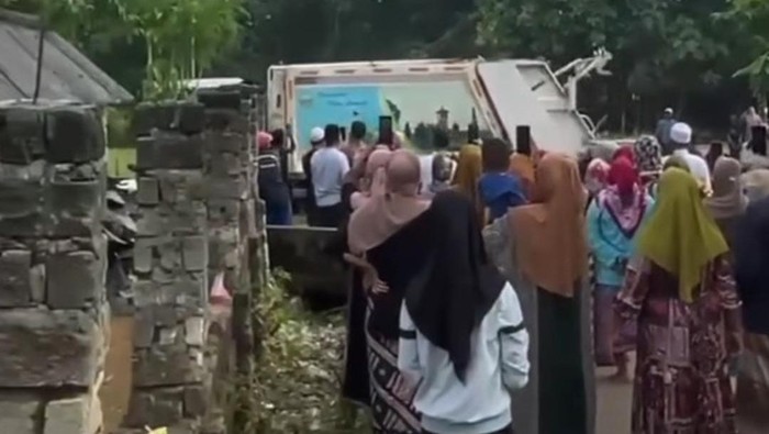Viral video warga diduga mengadang truk sampah di Bangkalan.