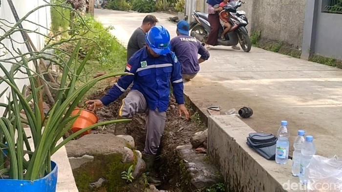 Warga Pekalongan berbondong-bondong mengambil air dari sumber air yang mendadak muncul, Minggu (20/4/2025). Mereka meyakini air itu membawa berkah.