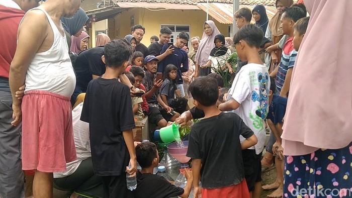 Warga Pekalongan berbondong-bondong mengambil air dari sumber air yang mendadak muncul, Minggu (20/4/2025). Mereka meyakini air itu membawa berkah.