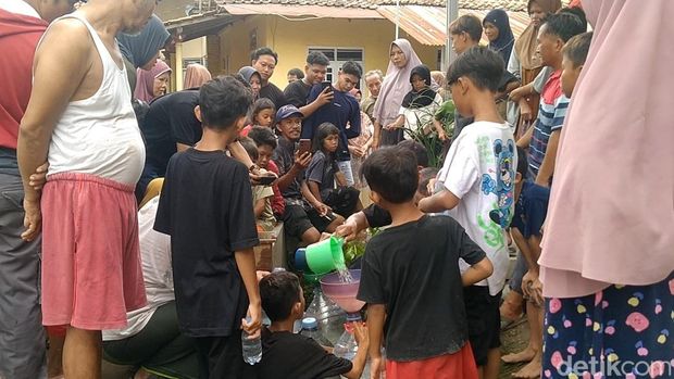 Warga Pekalongan berbondong-bondong mengambil air dari sumber air yang mendadak muncul, Minggu (20/4/2025). Mereka meyakini air itu membawa berkah.