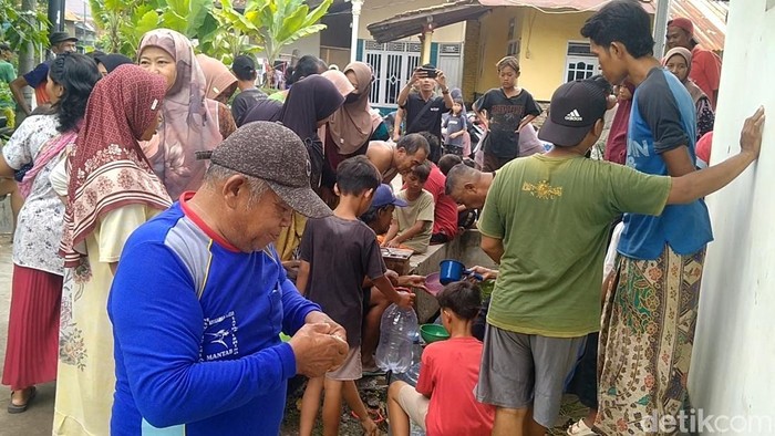 Warga Pekalongan berbondong-bondong mengambil air dari sumber air yang mendadak muncul, Minggu (20/4/2025). Mereka meyakini air itu membawa berkah.