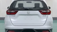 Oh iya, Honda Fit yang dibuat di China merupakan versi facelift yang diproduksi oleh perusahaan patungan GAC (China) dan Honda (Jepang). Mobil ini akan memiliki panjang sekitar 4.196 mm (165,2 inci), yang sedikit lebih panjang dari model sebelumnya. Foto: Carscoops