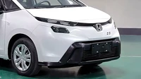 Dari bagian fascia, model lampu belo yang sebelumnya menyatu dengan fungsi lampu depan, lampu DRL, dan lampu sein, kini susunannya digantikan. Pada Fit model anyar, lampu utamanya dibikin terpisah, dan di atasnya ada lampu DRL dan lampu sein yang desainnya tipis dan agresif, menyatu dengan bagian grille. Foto: Carscoops