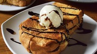 Roti Bakar Eddy tentu familiar di telinga. Selain topping klasik, mereka juga punya varian kekinian, seperti pakai es krim hingga Ovomaltine. Harganya mulai dari Rp 20.000an. Gerainya ada di Blok M. Foto : Instagram @rotibakareddyid